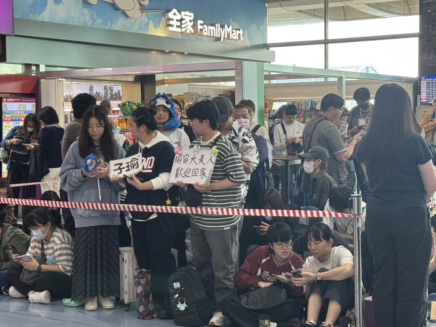 迎接子瑜回台灣，ONCE們應援做好做滿。（圖／記者楊雅芸攝）