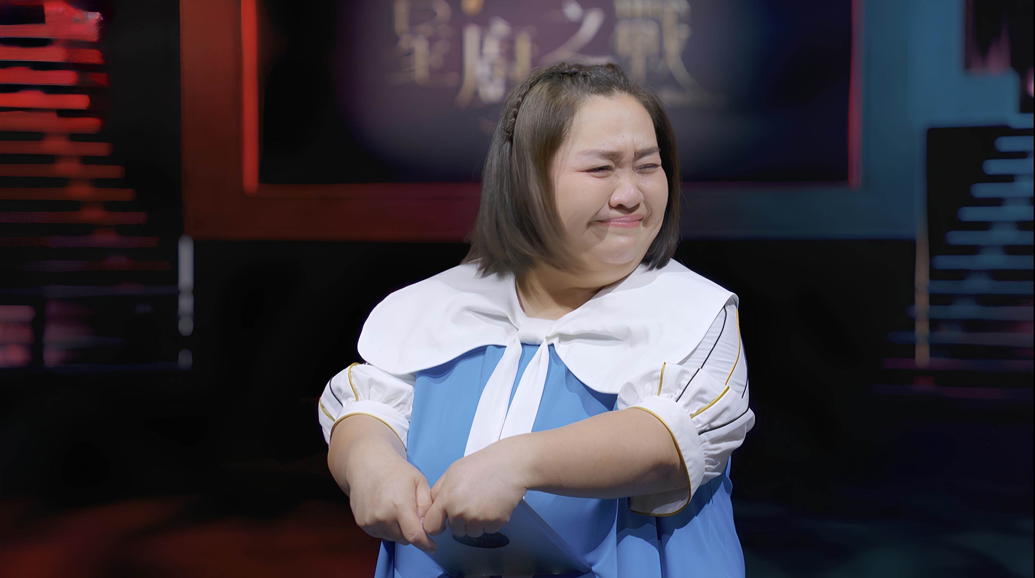 主持人鍾欣凌在公布淘汰名單時難忍激動。（圖／華視提供）