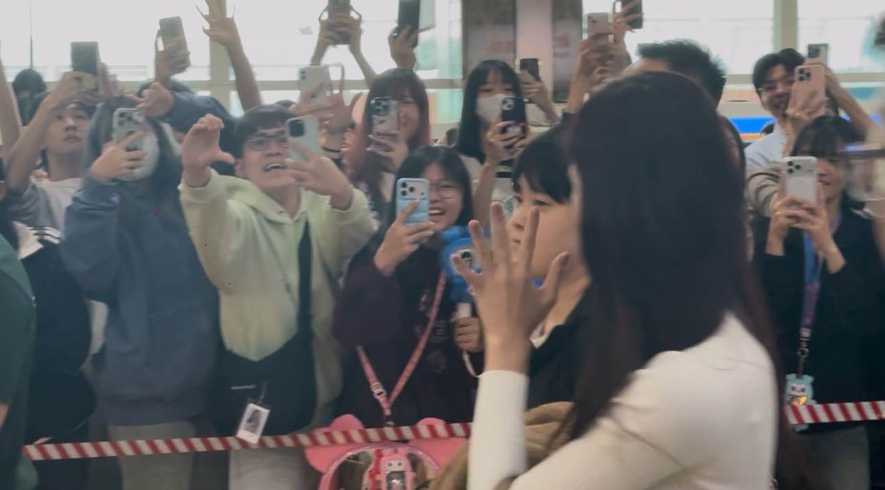 南韓女團台灣成員周子瑜現身小港機場，揮手和粉絲致意。（圖／記者楊雅芸攝）