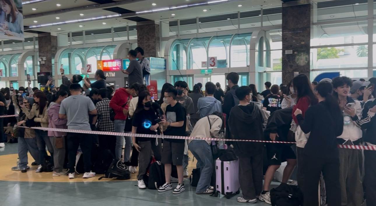 南韓女團台灣成員周子瑜走出機場後，現場千名粉絲暴動跟著衝出機場。（圖／記者楊雅芸攝）