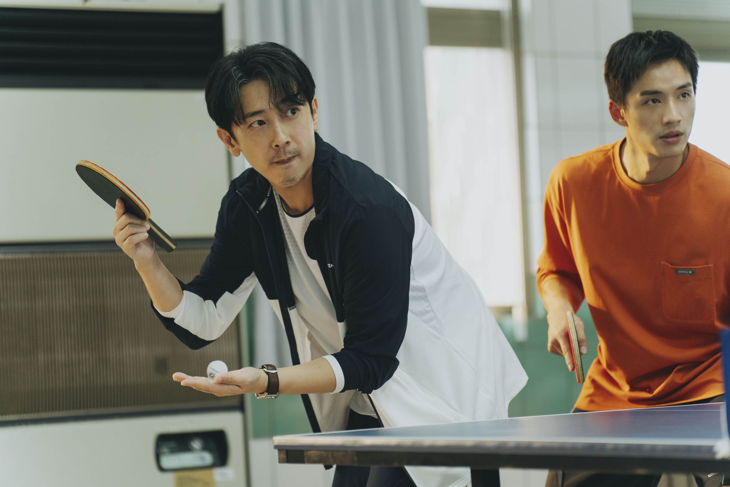 施名帥（左）延續先前在《乒乓男孩》魔鬼教練形象，被劇組巧妙翻玩成監所乒乓高手，在現場再次展現扎實底子。右為陳澤耀。（圖／愛奇藝國際版、壹壹影業）