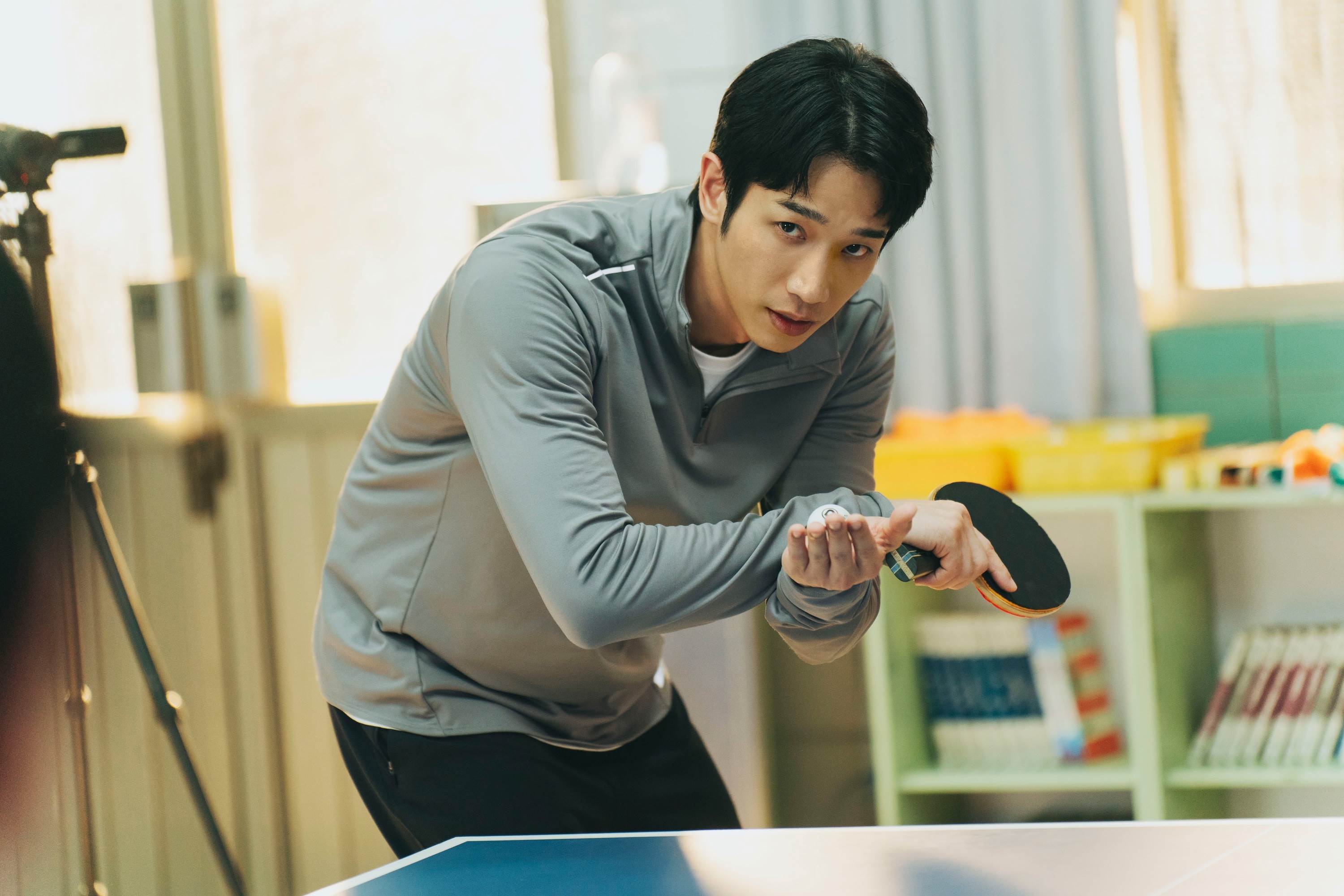 劉以豪打桌球架勢十足。（圖／愛奇藝國際版、壹壹影業）