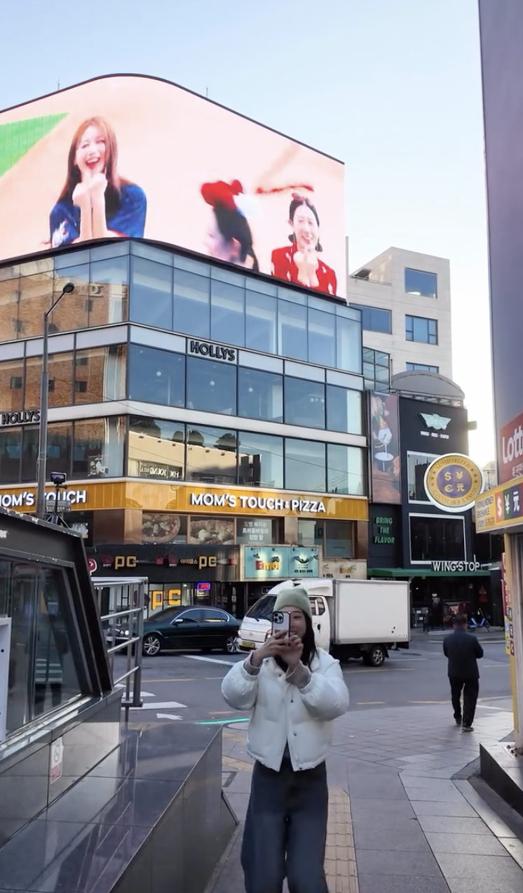 金針菇成功在韓國廣告看板宣傳台灣。（圖／翻攝自金針菇IG）