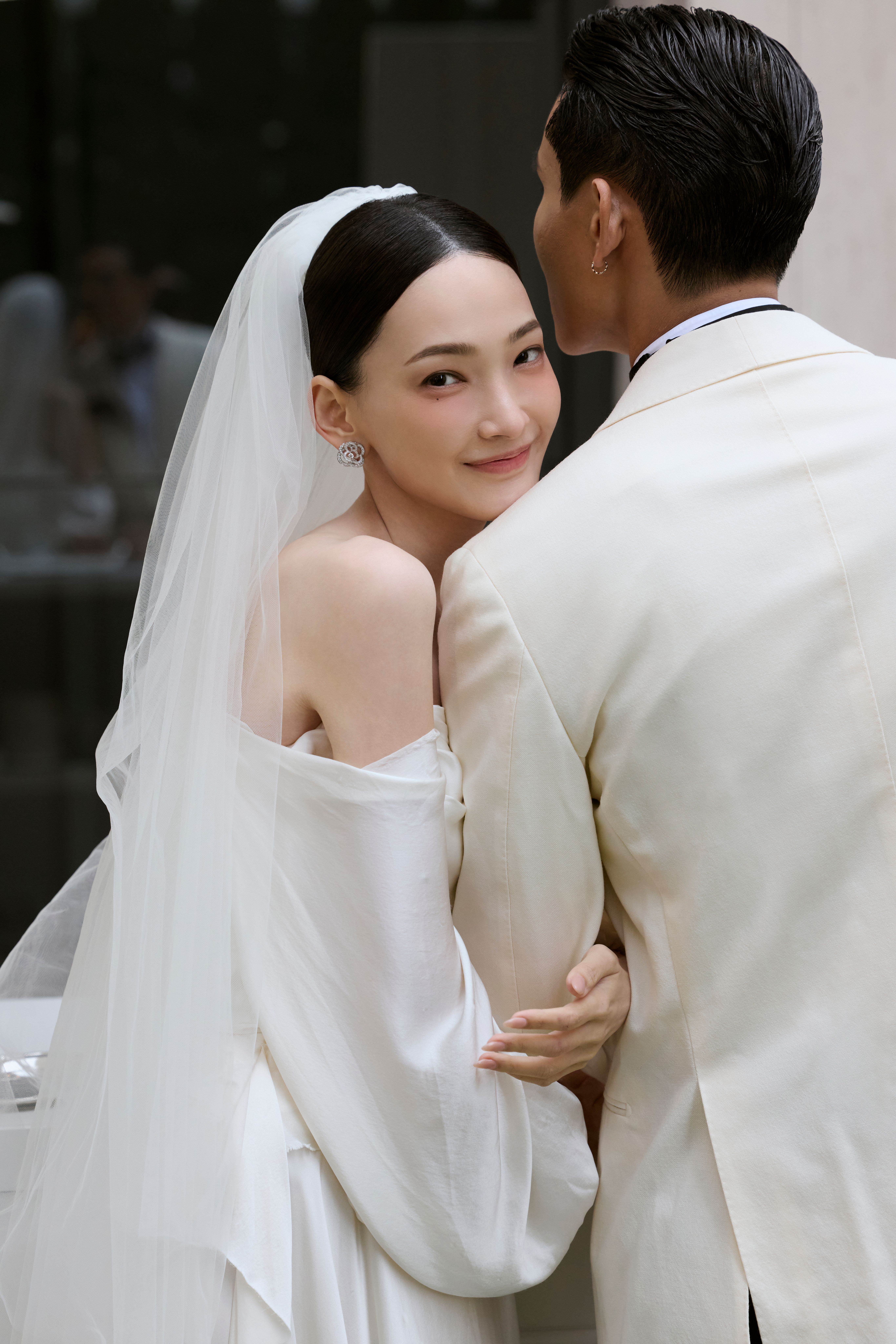 林映唯正式升格人妻，她在老公Richard懷中洋溢幸福表情。（圖／自由試娛樂）