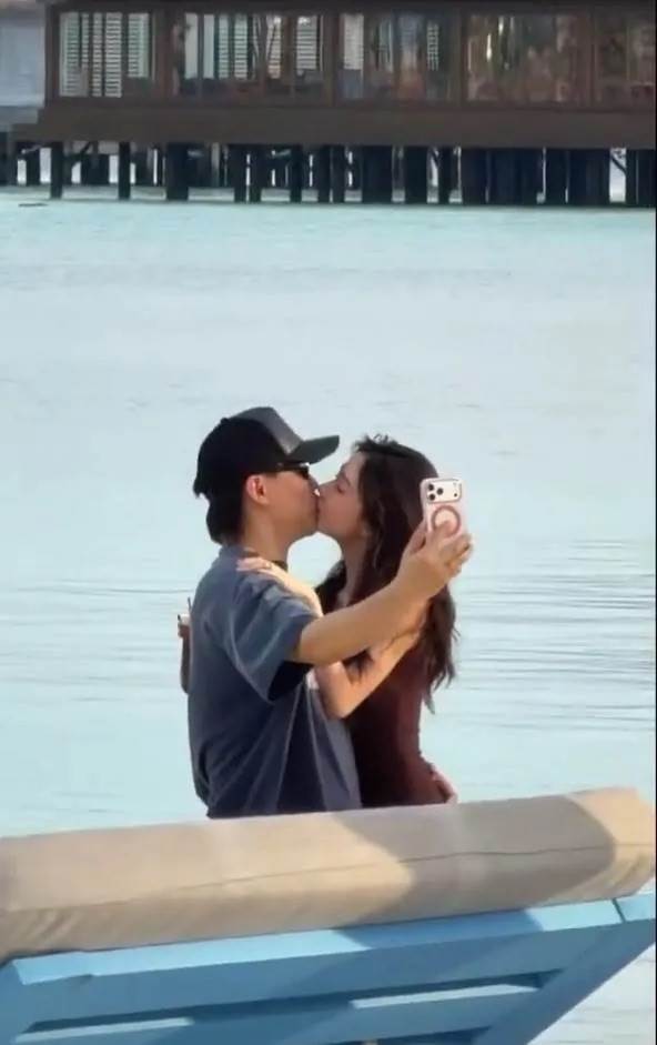 易夢玲稱與胡彥斌被爆出的海邊擁吻畫面是AI合成的。（圖／翻攝自追劇大賞微博）