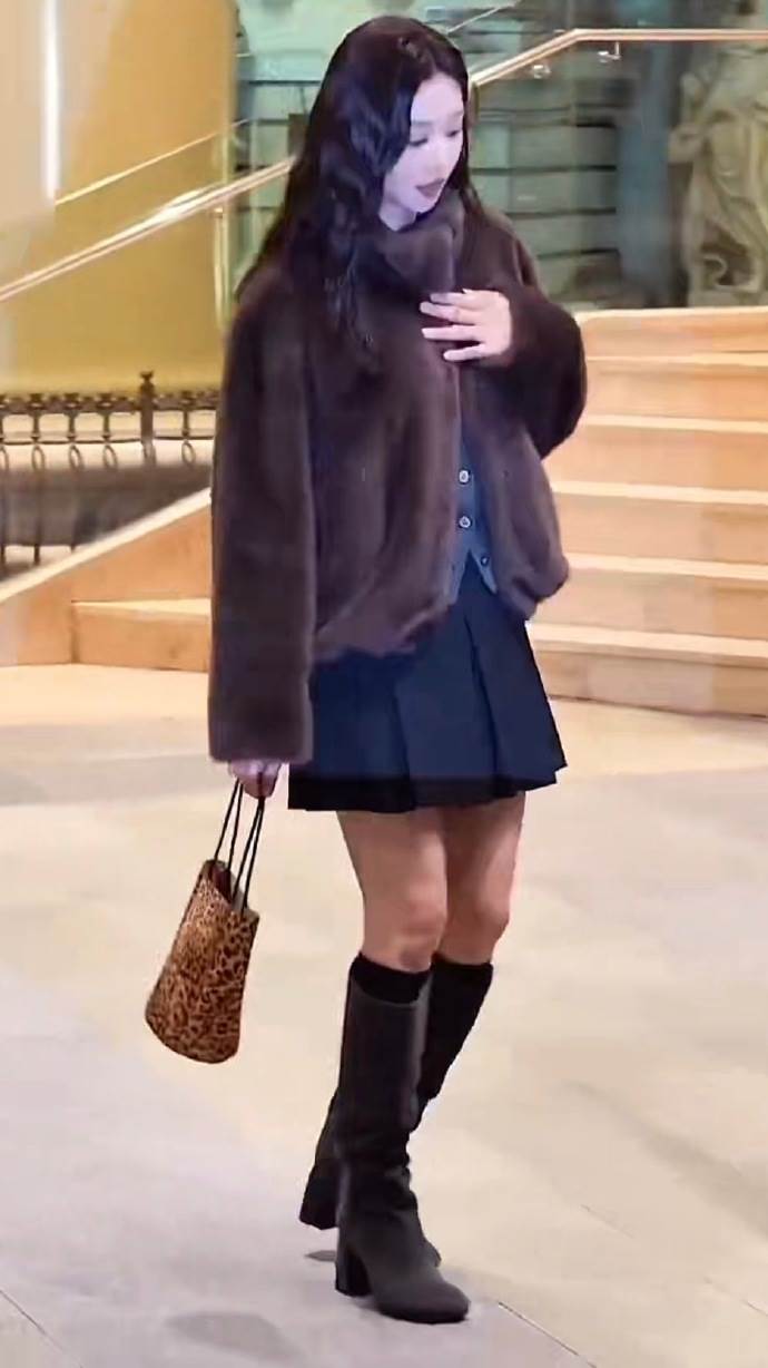 韓國女星李主儐身穿高跟靴還墊<a href='https://star.ebc.net.tw/search/tags/鞋墊/' target='_blank'>鞋墊</a>，導致整個人從鞋上滑落。（圖／翻攝自微博）