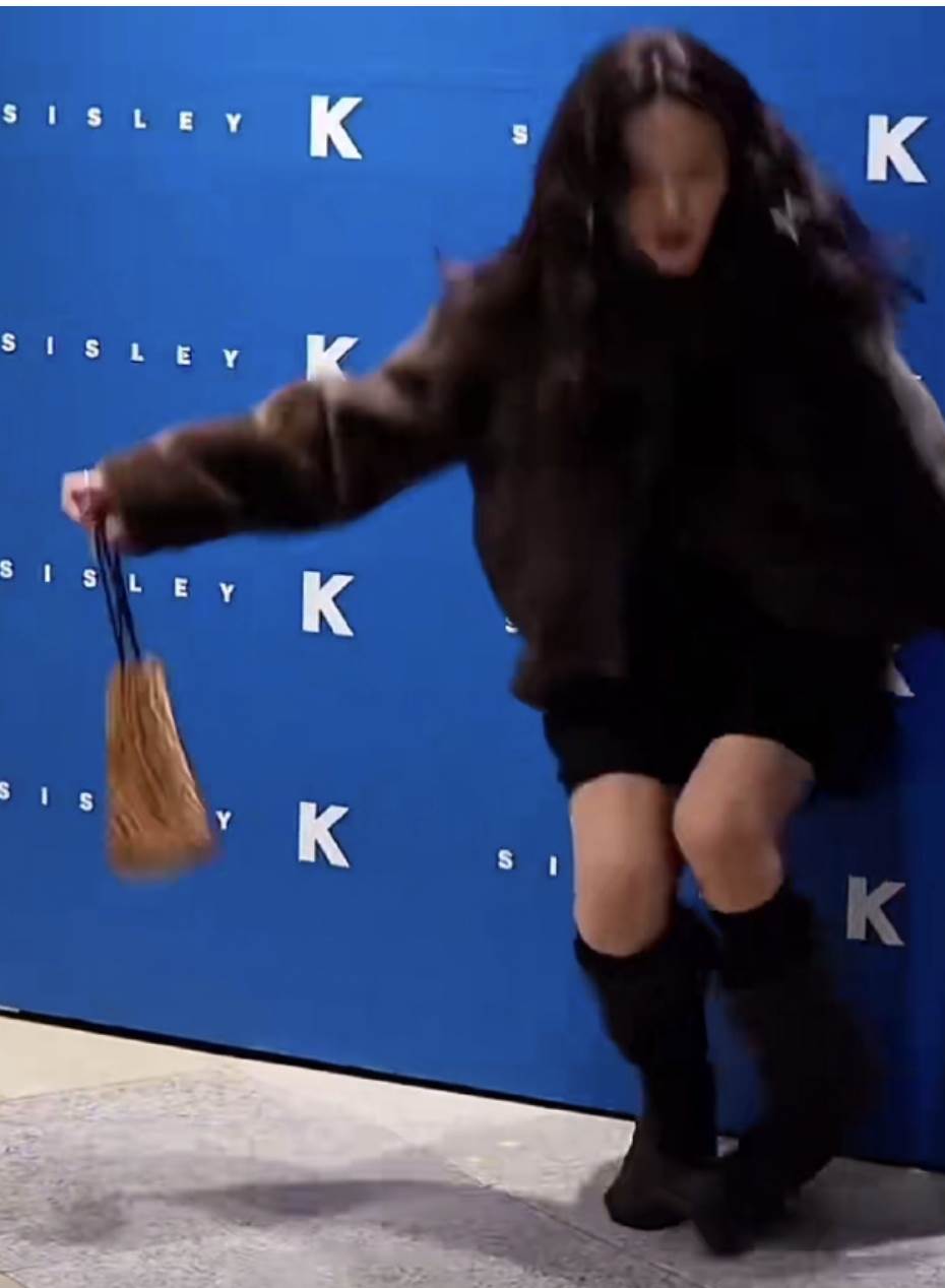 韓國女星李主儐身穿高跟靴還墊鞋墊，導致整個人從鞋上滑落。（圖／翻攝自微博）