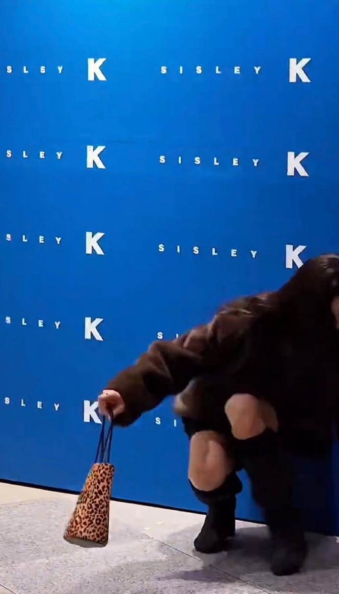 韓國女星李主儐身穿高跟靴還墊鞋墊，導致整個人從鞋上滑落。（圖／翻攝自微博）