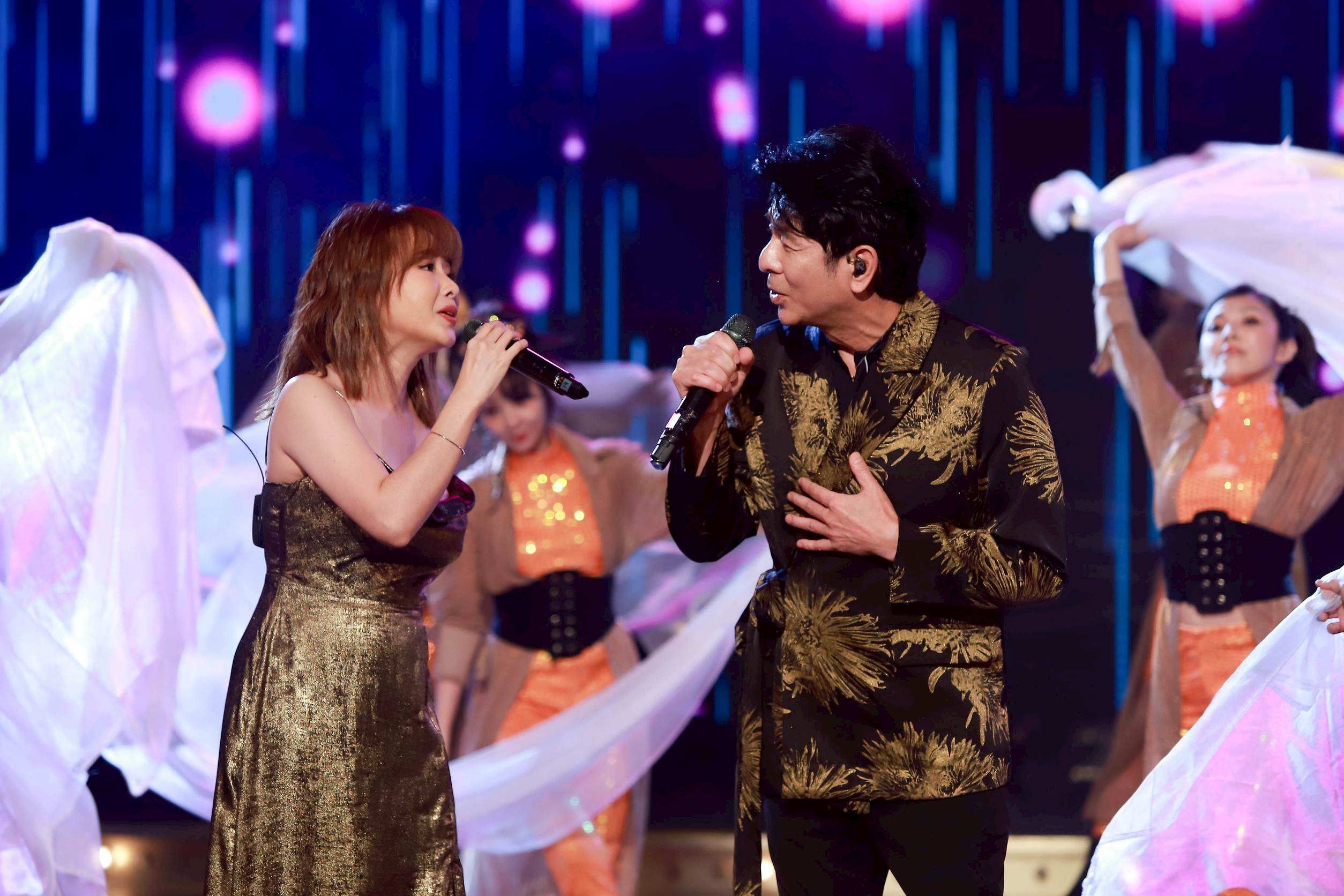 吳淑敏與荒山亮合唱，讓現場聽得如癡如醉。（圖／民視提供）