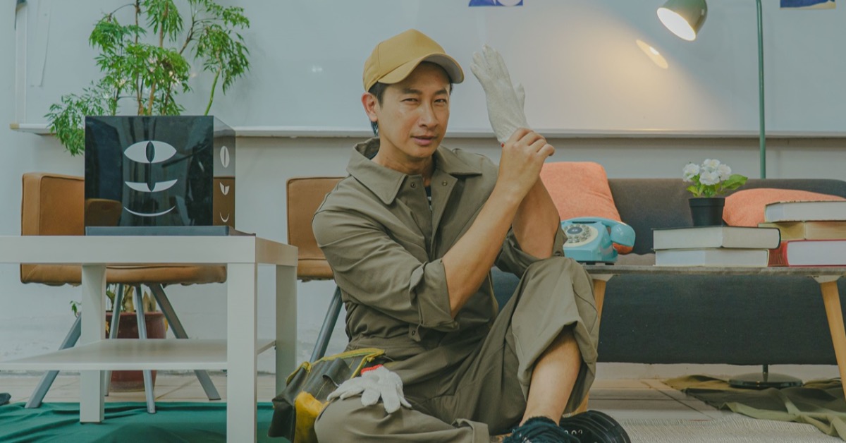 Darren（邱凱偉）化身水電工協助學生辦案。（圖／小公視提供）