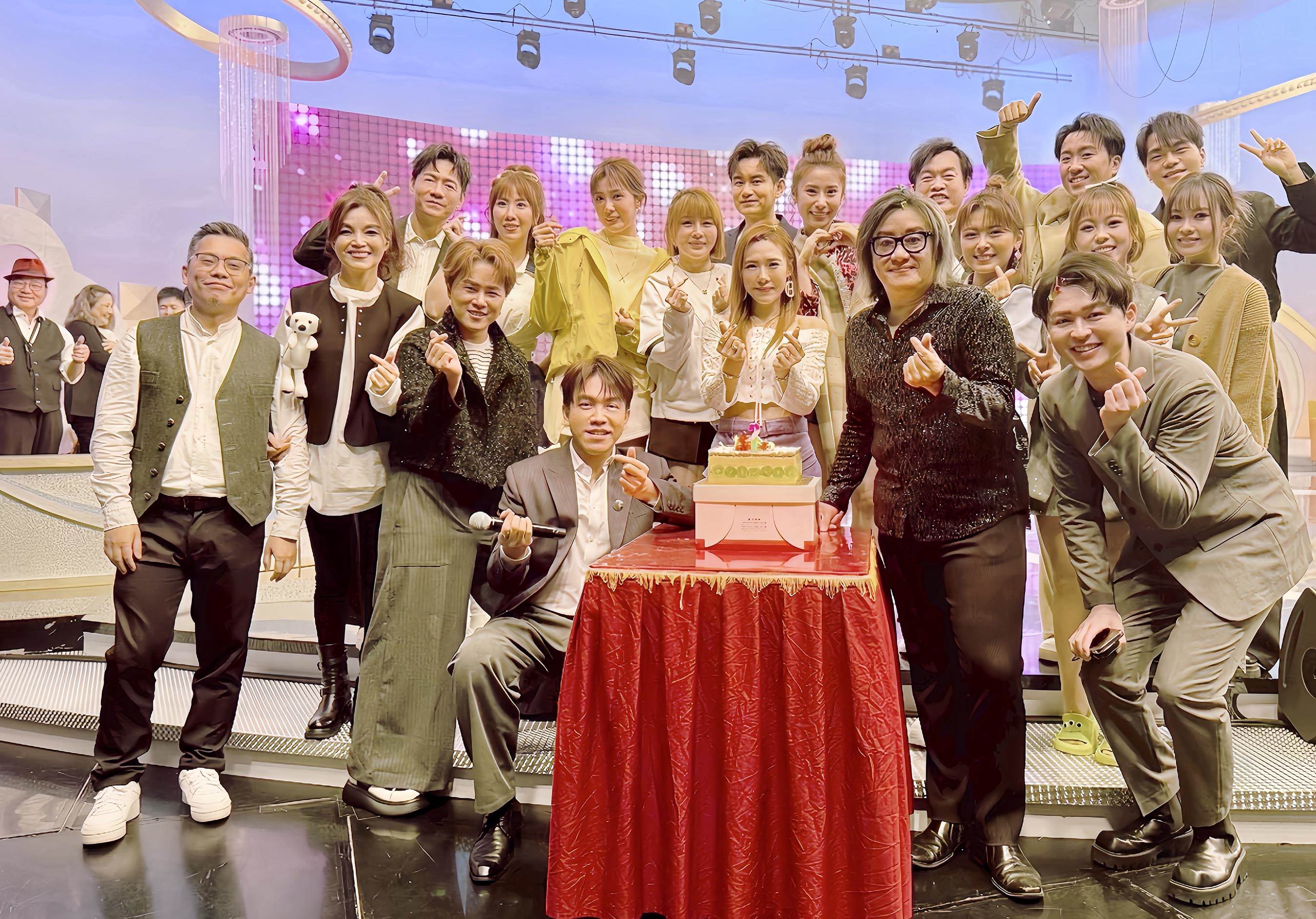 「金曲甜美女神」吳申梅（Gigi）生日在中視錄製《綜藝一級棒》，主持人康康、許志豪率工作人員為其慶生。（圖／喜上梅梢娛樂提供）