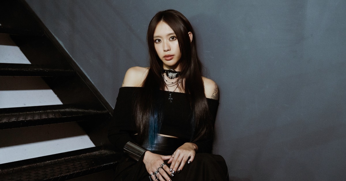 李芷婷Nasi Li強勢主打〈燒成灰燼〉以「浴火重生」為主題。（圖／華納音樂提供）