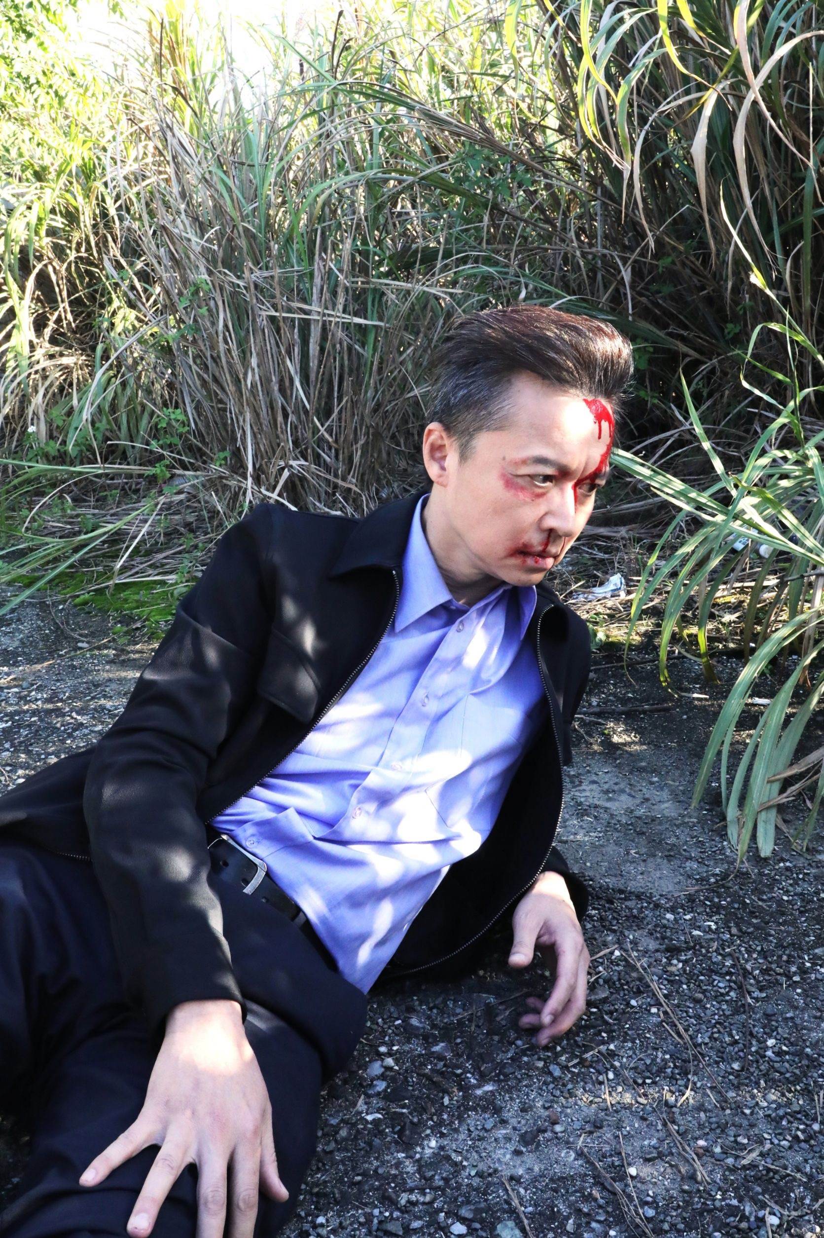 何豪傑表示臉上滿滿枇杷膏引來蒼蠅搶食。（圖／民視提供）