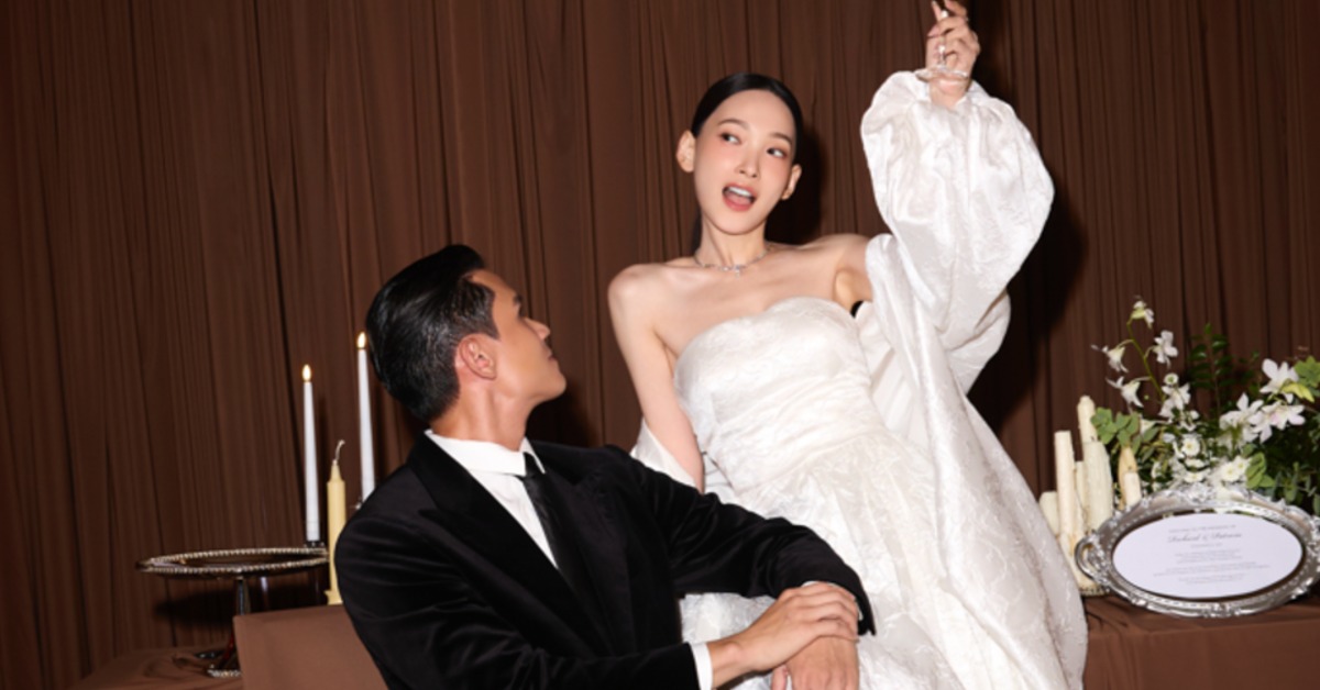 林映唯換上宮廷感禮服跟老公Richard開心送客。（圖／自由試娛樂）