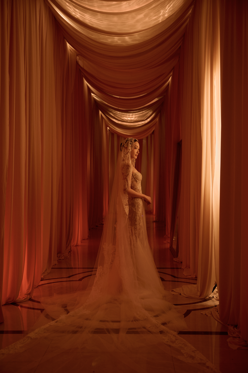 <a href='https://star.ebc.net.tw/search/tags/林映唯婚禮/' target='_blank'>林映唯婚禮</a>第一套進場以蕾絲透紗禮服性感亮相。（圖／自由試娛樂）