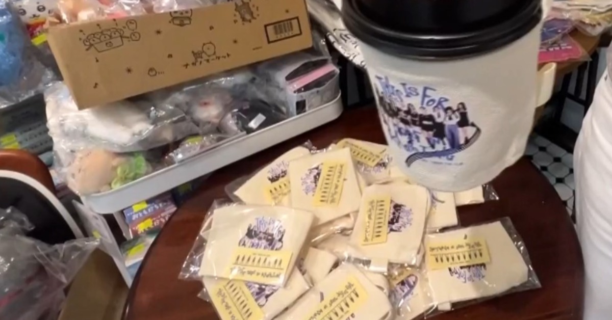 TWICE高雄開唱倒數，有熱情粉絲製作咖啡杯套，放在甜品咖啡店供人索取。（圖／東森新聞）
