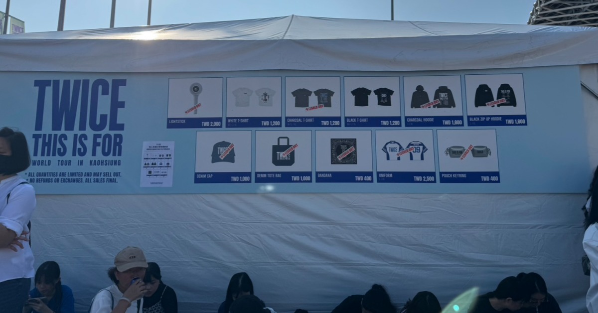 韓國女團TWICE高雄世運現場周邊短短4小時一掃而空。（圖／記者楊雅芸 攝）