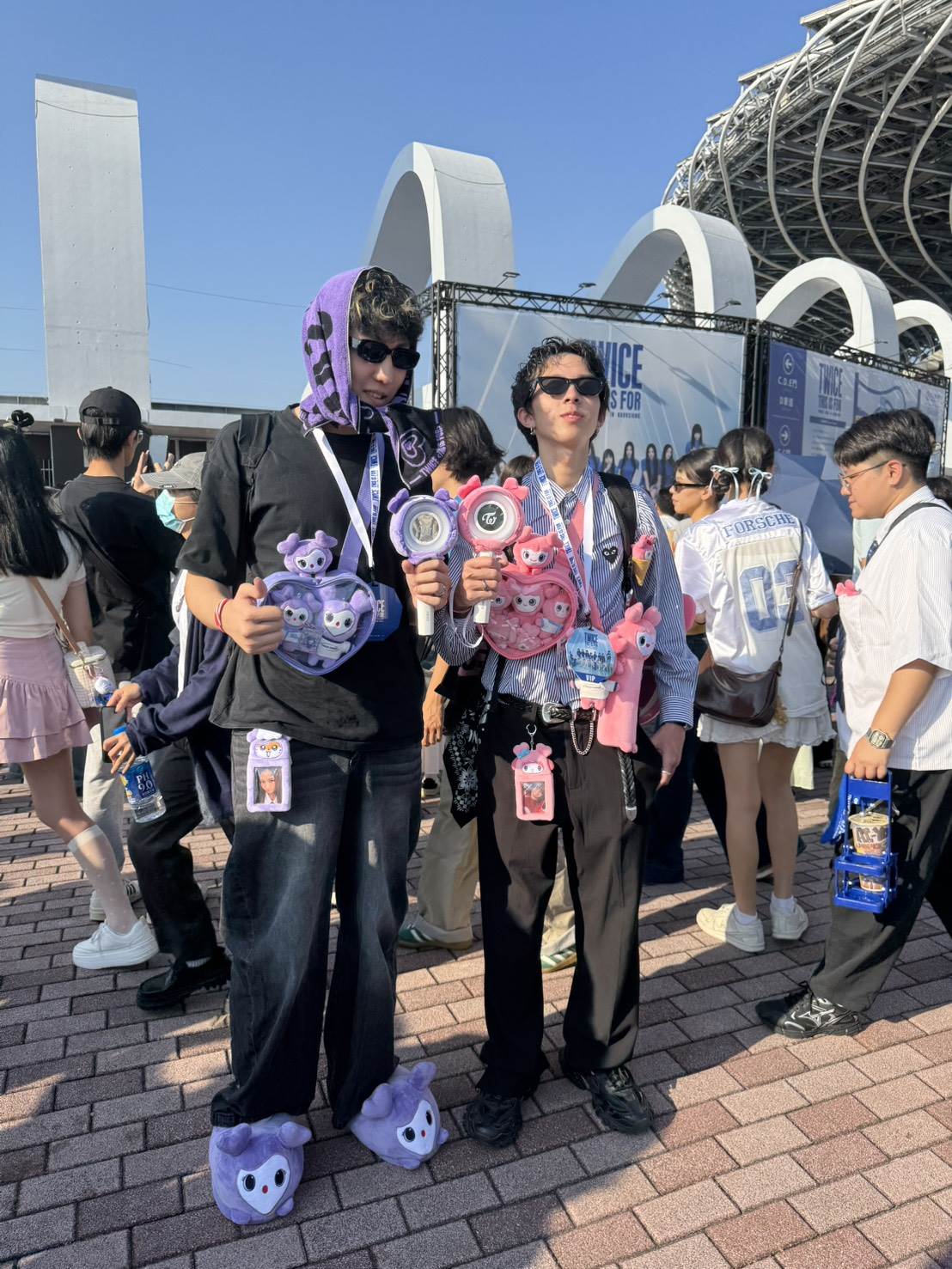 韓國女團TWICE粉絲郭先生（左）穿著周邊娃娃拖鞋。（圖／記者楊雅芸攝）