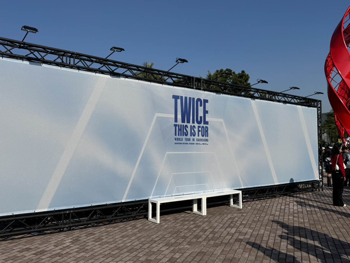 韓國女團TWICE在世運開唱，門口的打卡板。（圖／記者楊雅芸攝）