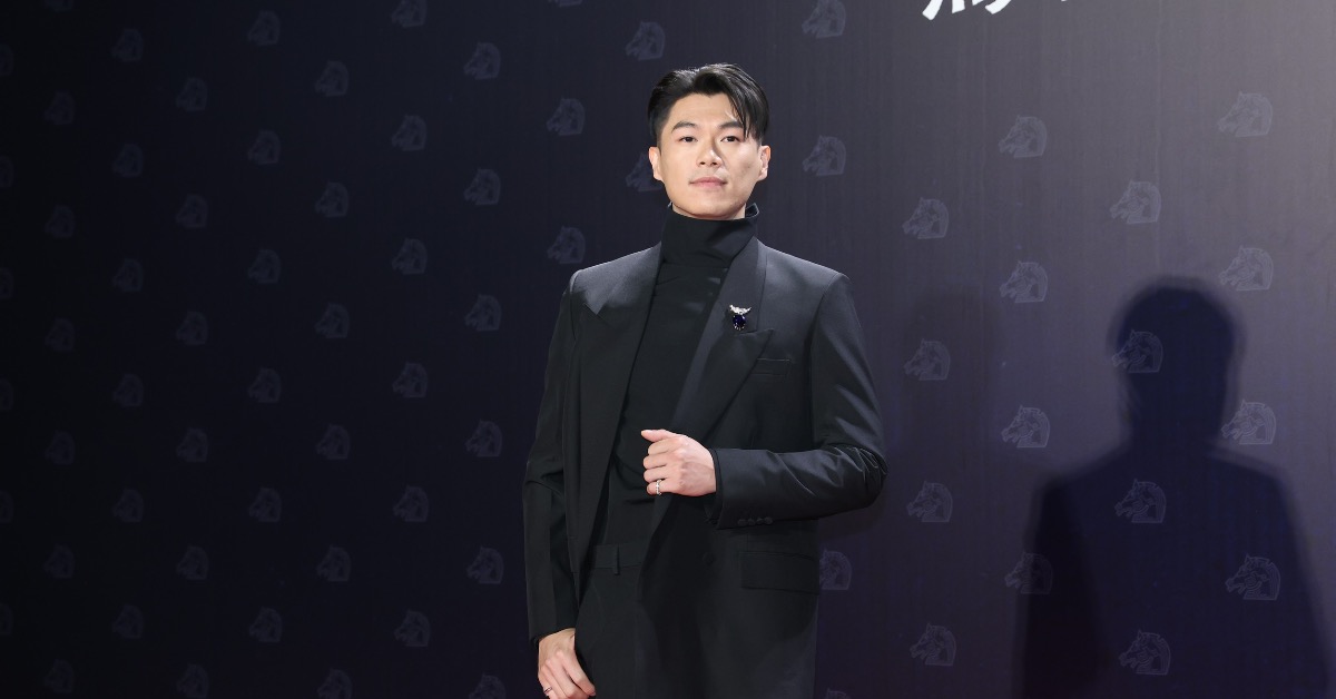 柯煒林全黑西裝帥氣亮相。（圖／東森娛樂）