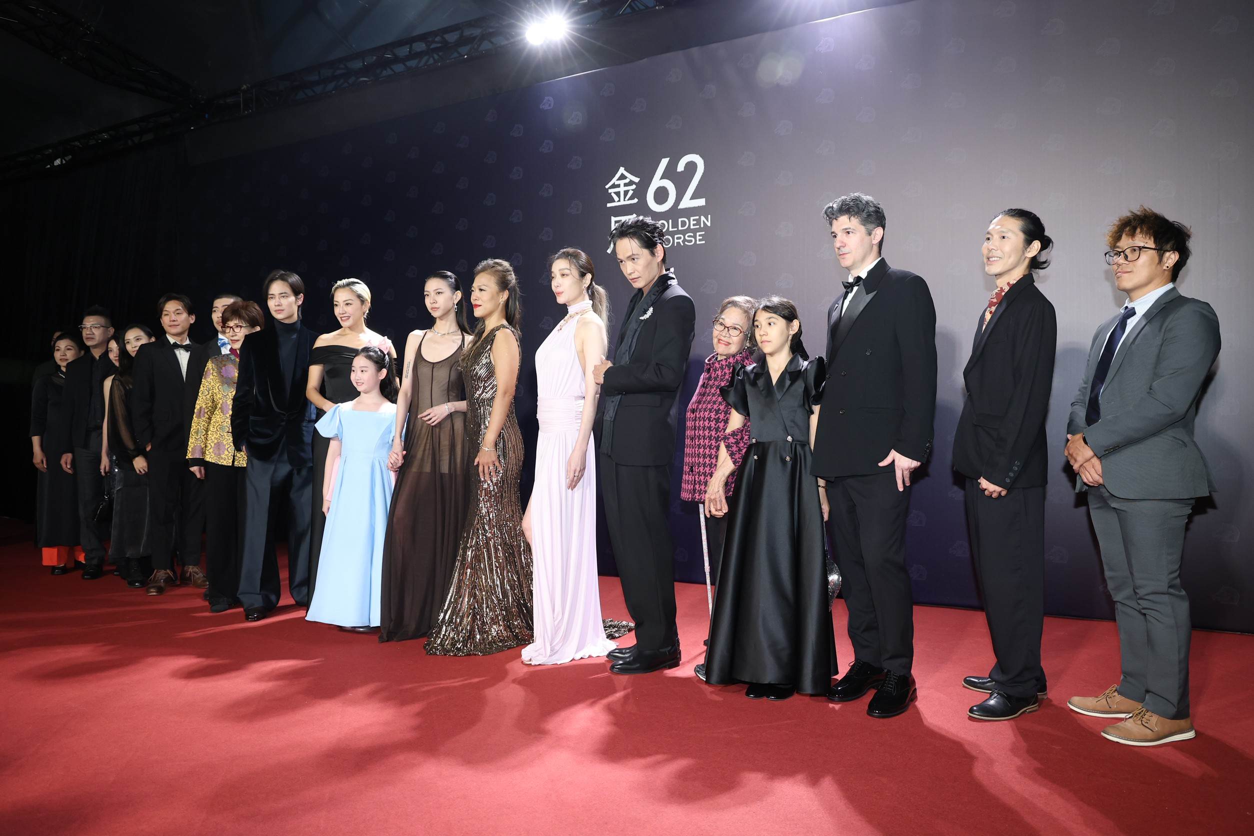 《左撇子女孩》主創團隊一起走紅毯。（圖／東森娛樂）