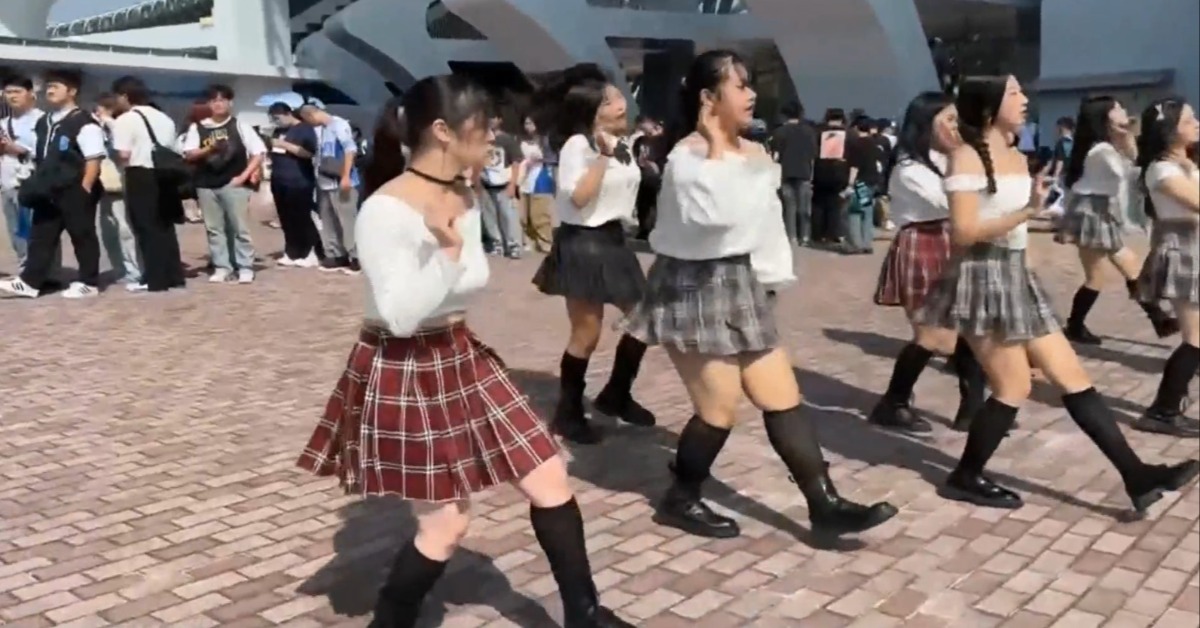 TWICE首度來台開唱，少女們穿學院風熱舞，引起圍觀。（圖／東森新聞）