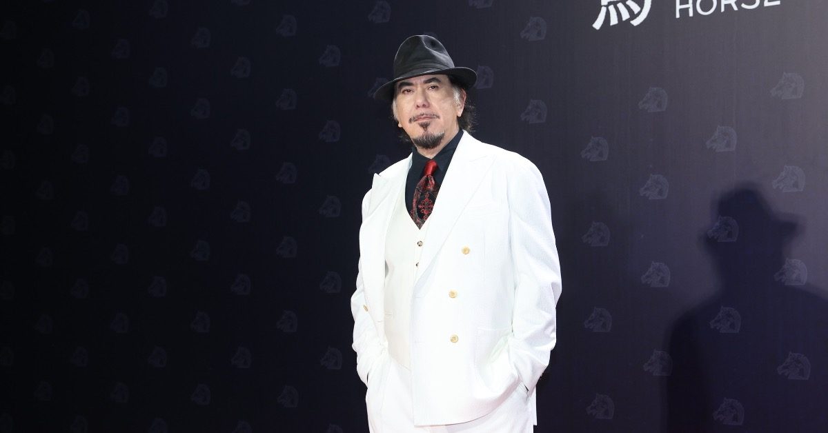 黃秋生全白西裝帥氣亮相金馬獎頒獎典禮。（圖／東森娛樂）