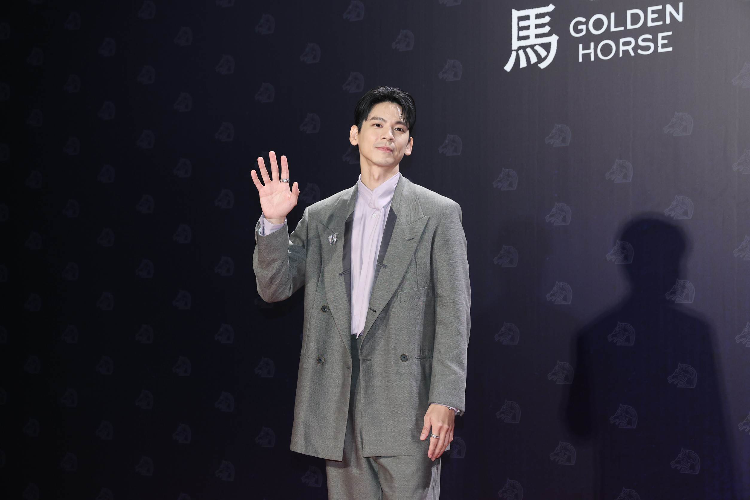 林柏宏擔任金馬獎擔任頒獎嘉賓，紅毯<a href='https://star.ebc.net.tw/search/tags/造型/' target='_blank'>造型</a>搭配柔和又輕鬆。（圖／東森新聞）