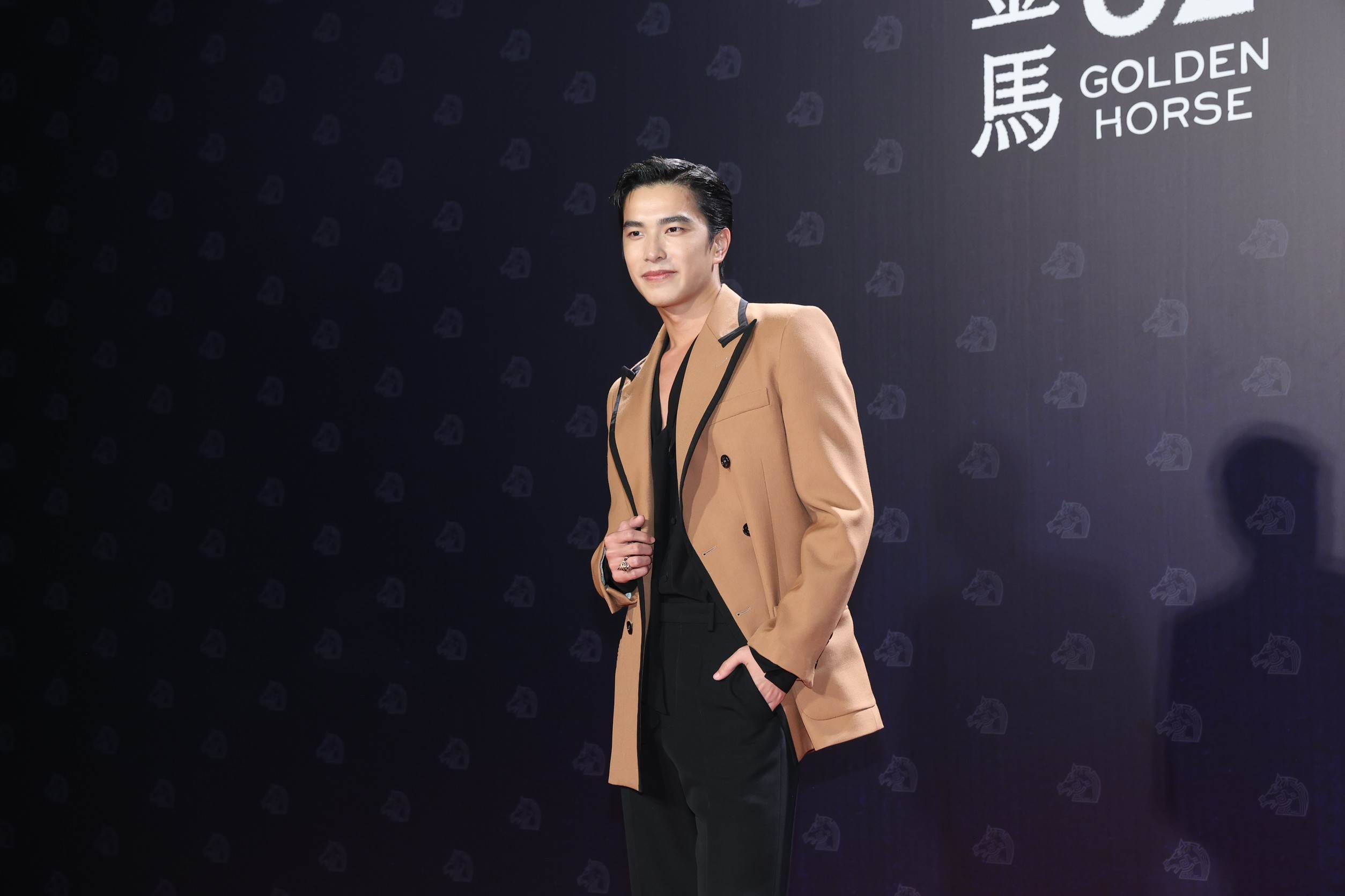 曾敬驊的焦糖色西裝外套，在最近降溫的天氣，給人一種溫暖的視覺感。（圖／東森新聞）