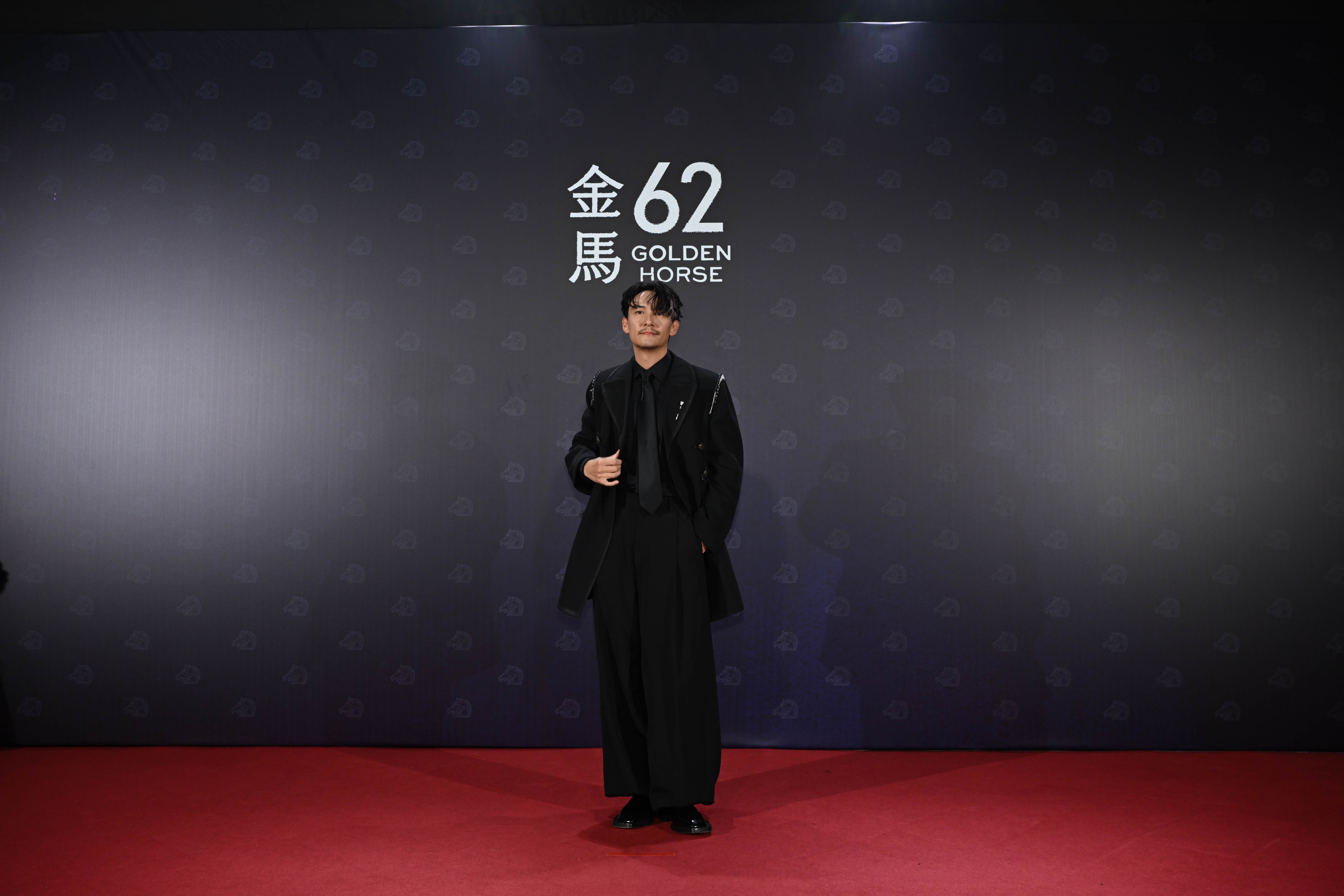 張震一身黑色銀紋軍裝風外套讓他看起來更加英俊挺拔。（圖／東森新聞）