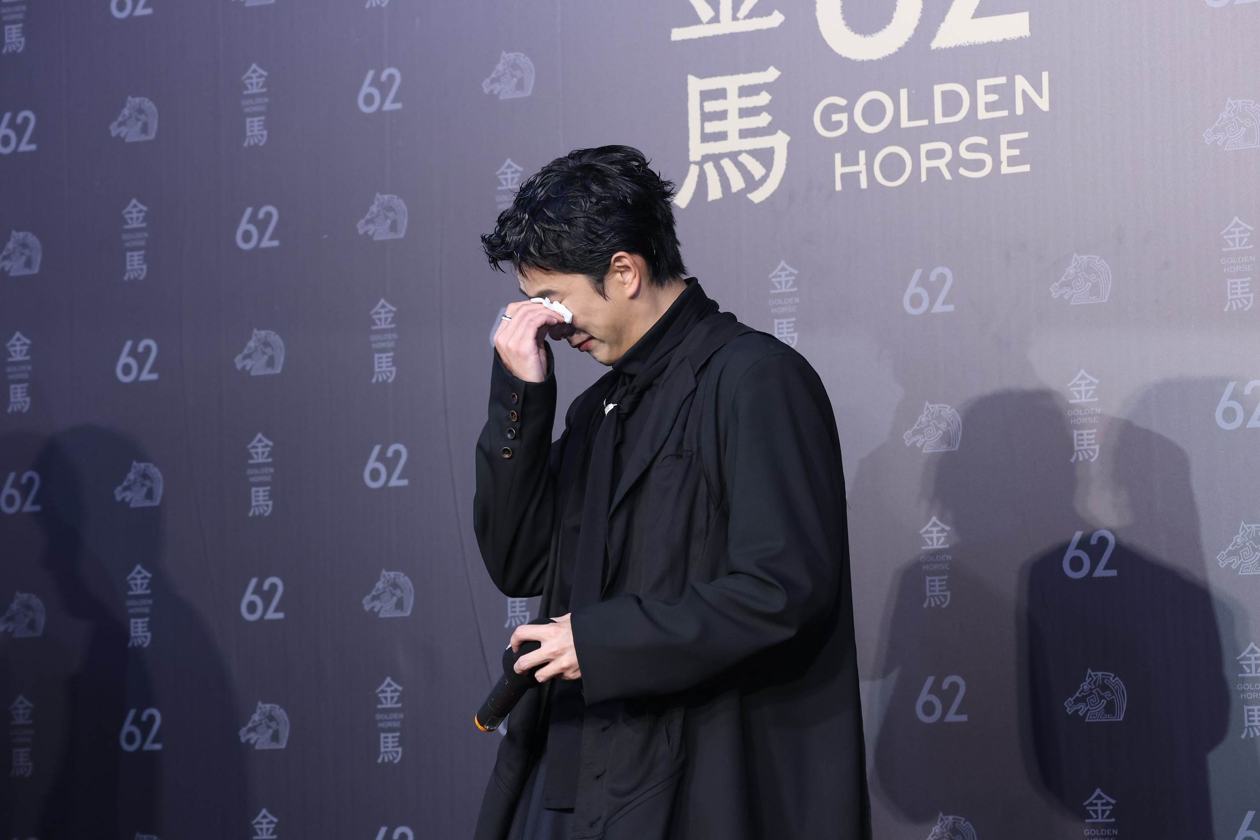 曾敬驊奪下最佳男配角爆哭。（圖／東森娛樂）