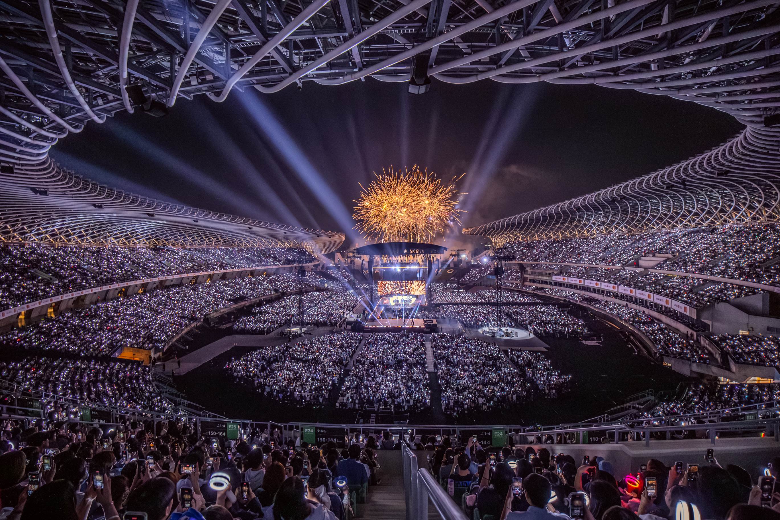 韓國女團TWICE世運演唱在360度舞台上綻放煙火。（圖／Live Nation Taiwan 提供）