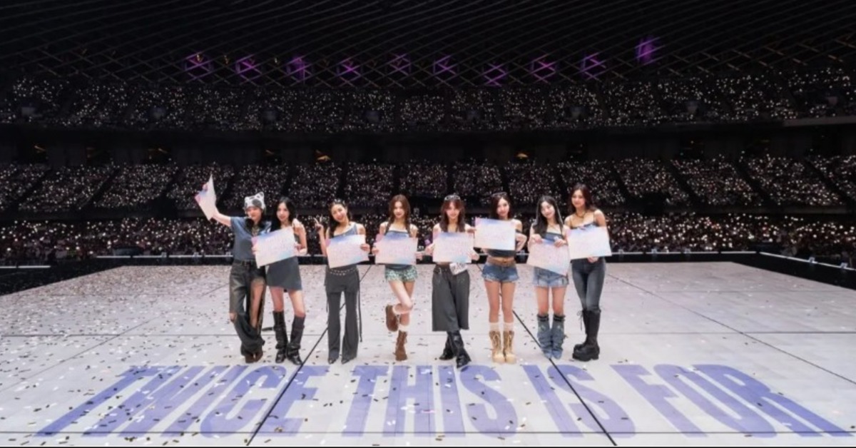 韓團TWICE終於來了！粉絲等了10年，所有熱情一次爆發，開唱第一晚應援聲震翻世運。（圖／翻攝自TWICE X）