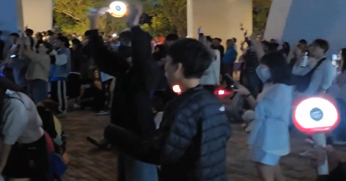 昨天也是TWICE高雄演唱會第一場，不只場內很嗨，無法入場的粉絲坐滿場外廣場聽「漏音」。（圖／東森新聞）