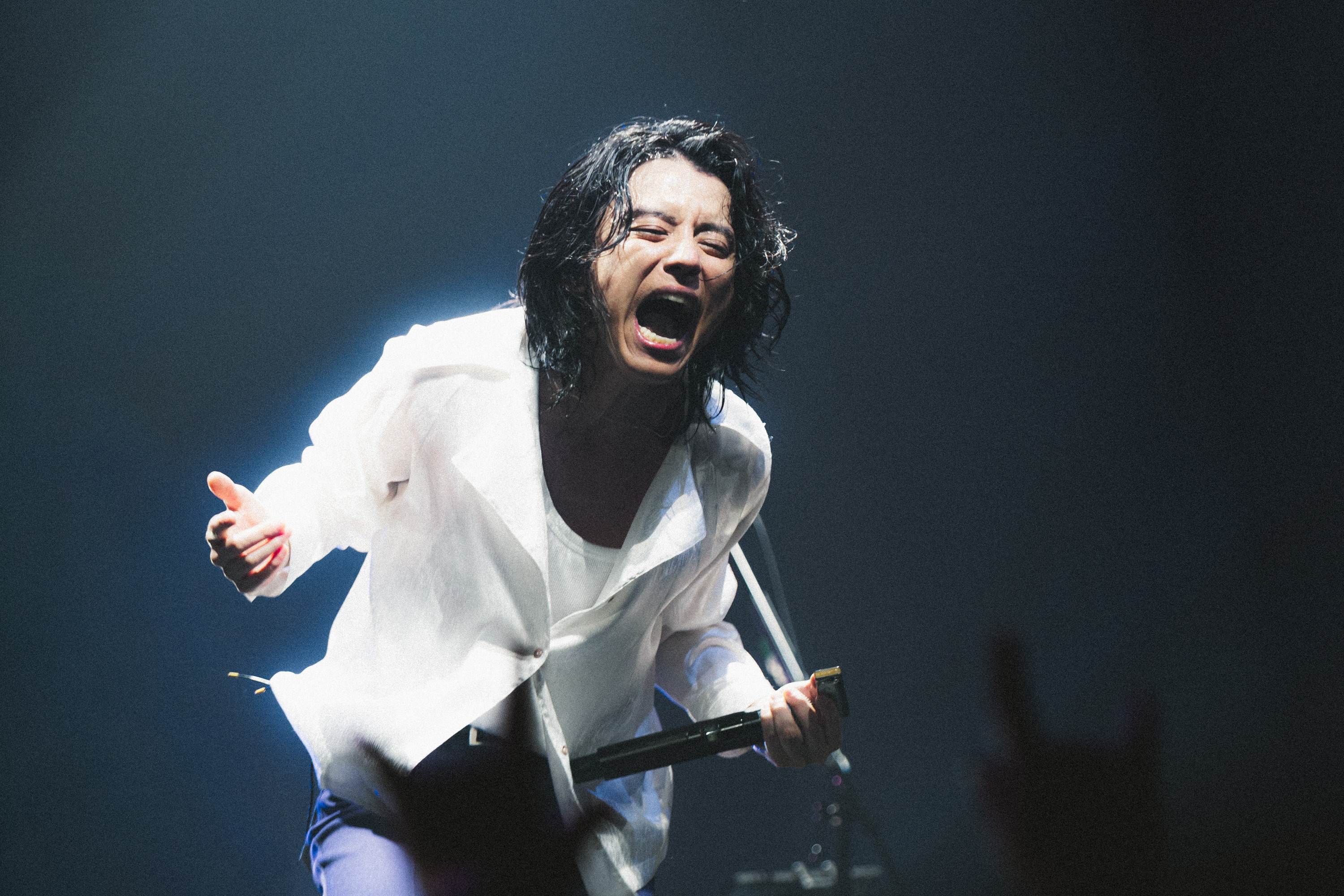 現場熱烈氣氛感染的澀谷昴，不忘幽默互動：「哇，你們真的揮毛巾揮得很用力欸！唱歌的我都吃到棉絮了！」（圖／遠大娛樂提供）