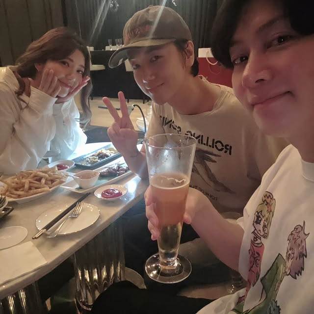 韓國男團Super Junior成員希澈和郭雪芙相見歡，<a href='https://star.ebc.net.tw/search/tags/藝聲/' target='_blank'>藝聲</a>也一起參加聚會。（圖／翻攝自希澈 IG）