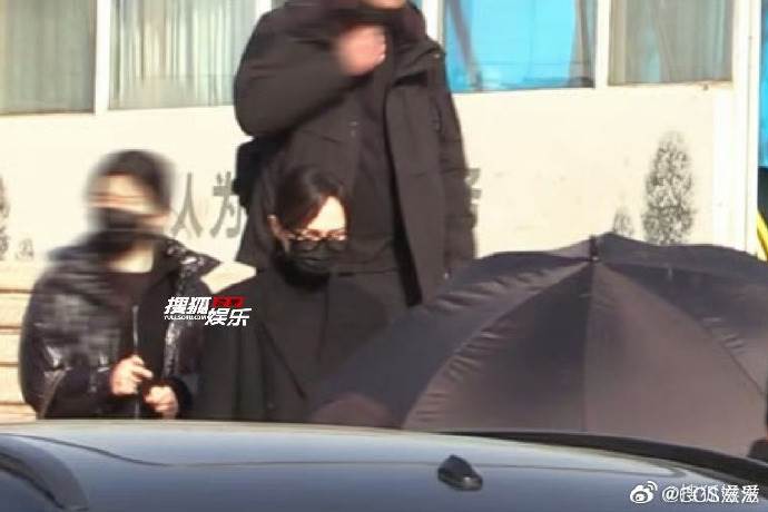 唐嫣被直擊現身羅晉父親告別式。（圖／翻攝自微博）