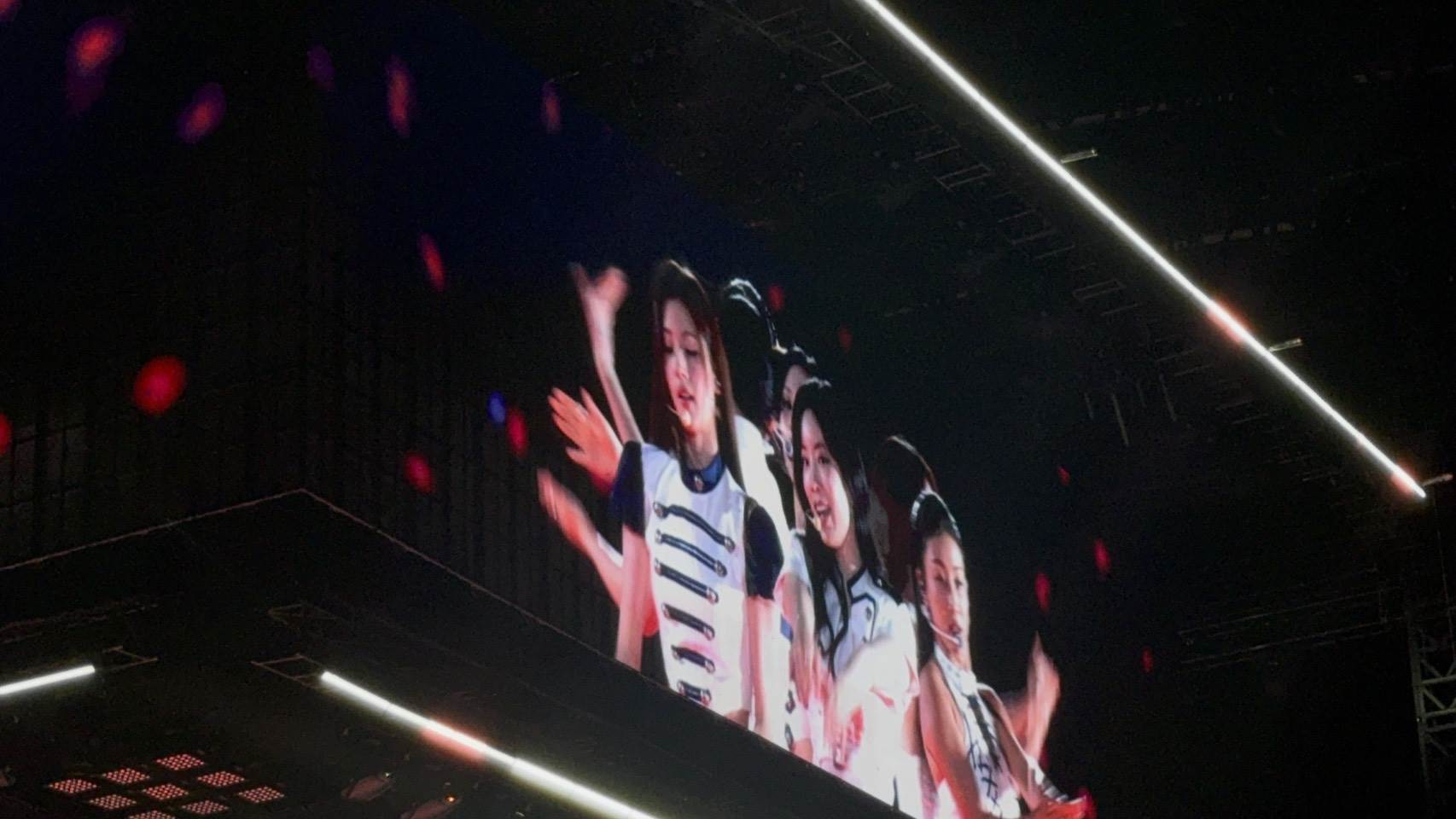 TWICE首度來台舉辦《THIS IS FOR》演唱會，今（23日）於晚間6點33分開唱。（圖／讀者提供）