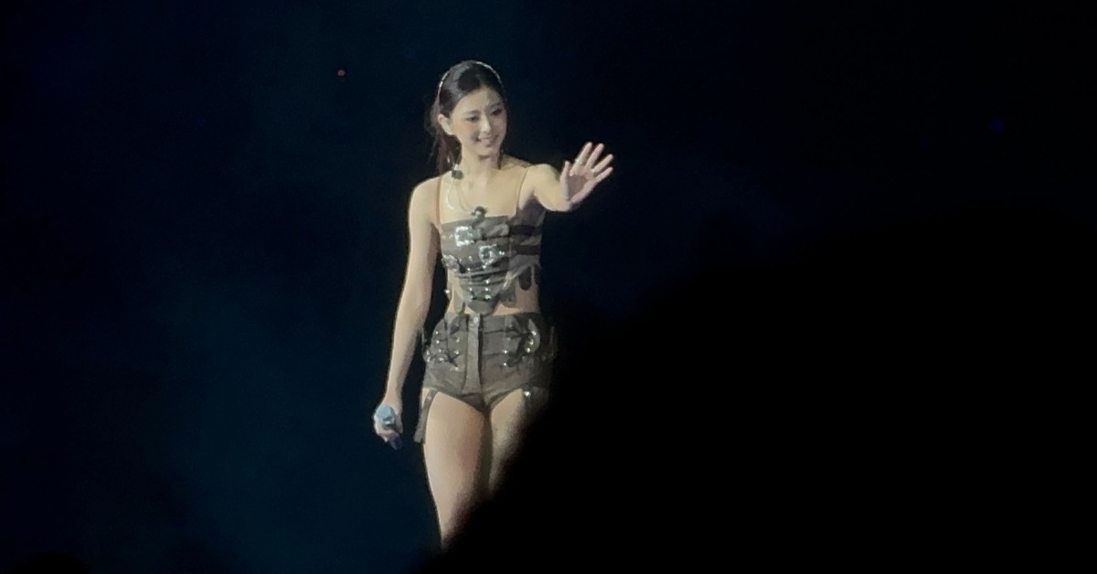 子瑜換上廢土風格的性感服飾登台。（圖／讀者提供）