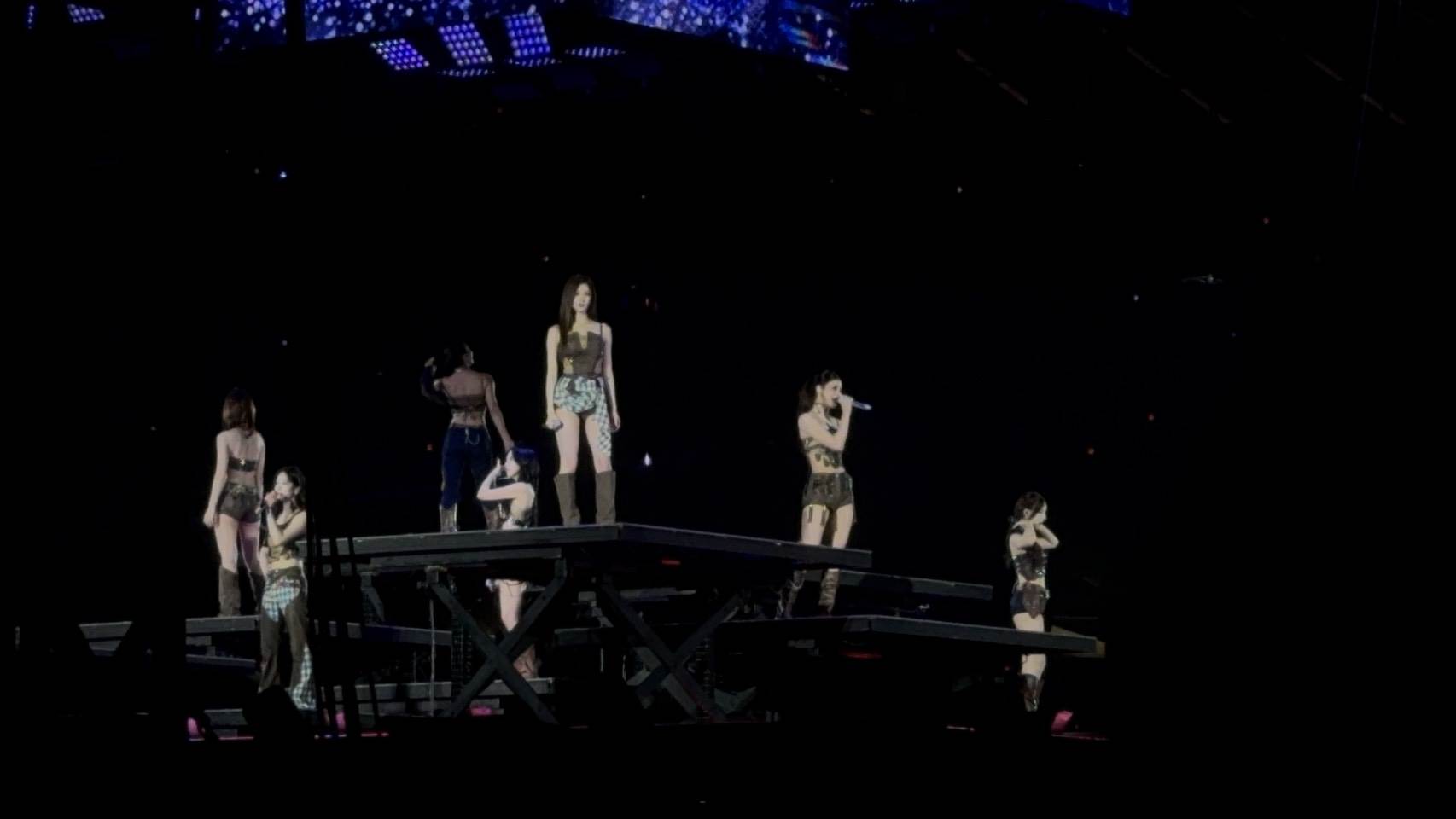 南韓女團TWICE於11月22、23日在高雄世運舉辦《THIS IS FOR》世巡演唱會。（圖／讀者提供）