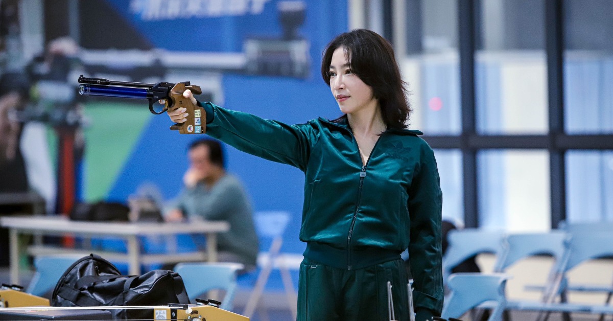 張家瑋攀岩後接著去打靶。（圖／民視提供）