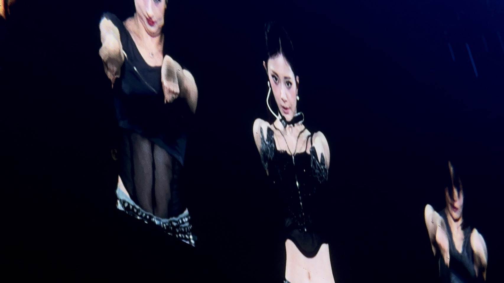 子瑜身穿黑色背心並戴著黑手套現身帶來性感的〈DIVE IN〉。（圖／讀者提供）