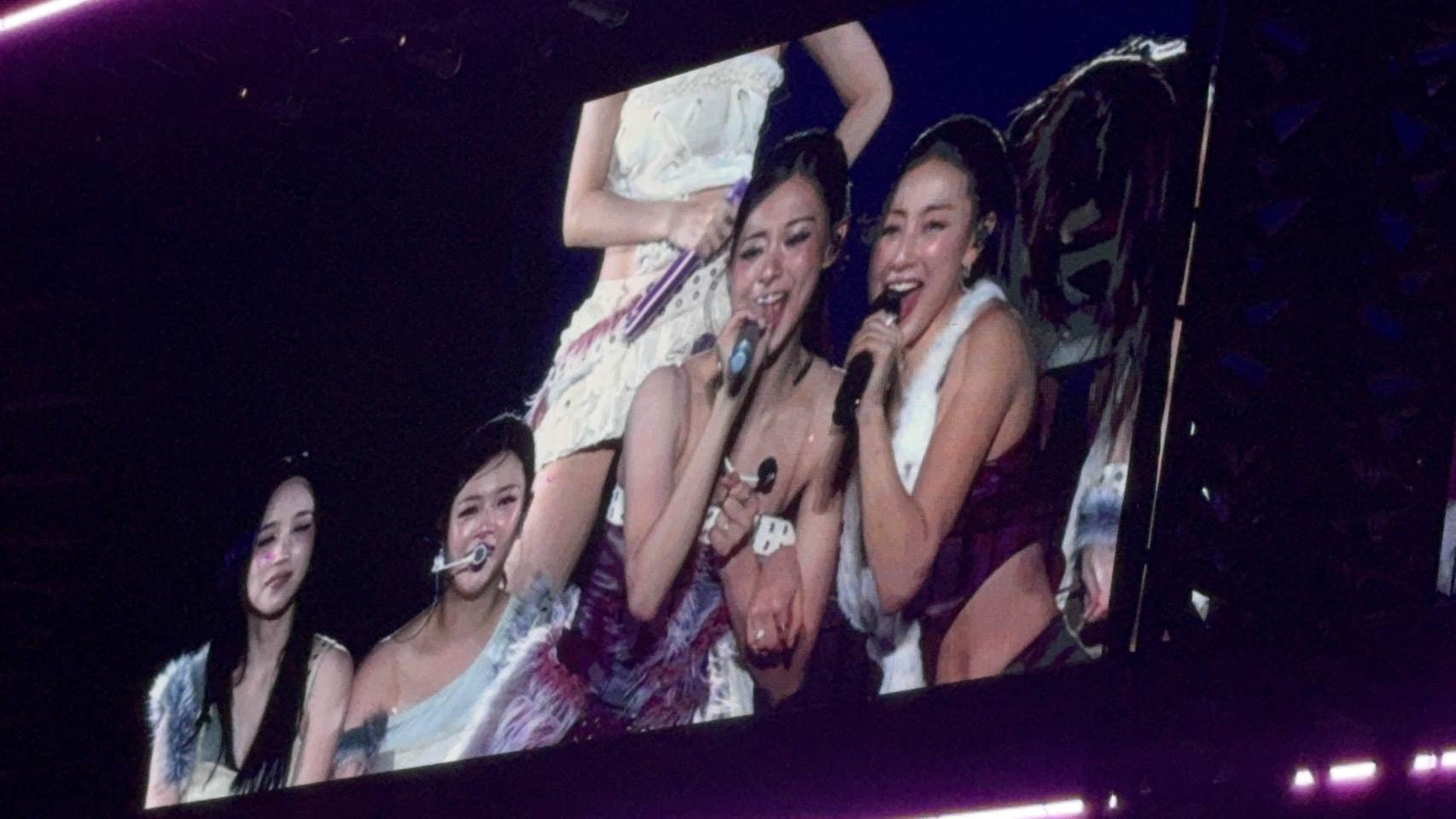 演唱〈What is Love?〉時，8人一起坐在了舞台上。（圖／讀者提供）