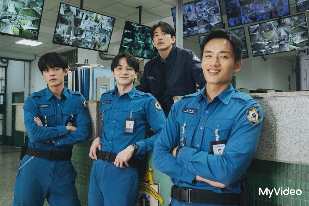 《監所男子囚生記》菜鳥三兄弟陳澤耀（右起）、張軒睿、邱以太遇主任施名帥（中上），在監所職場掙扎求生。（圖／愛奇藝國際版、壹壹影業提供）