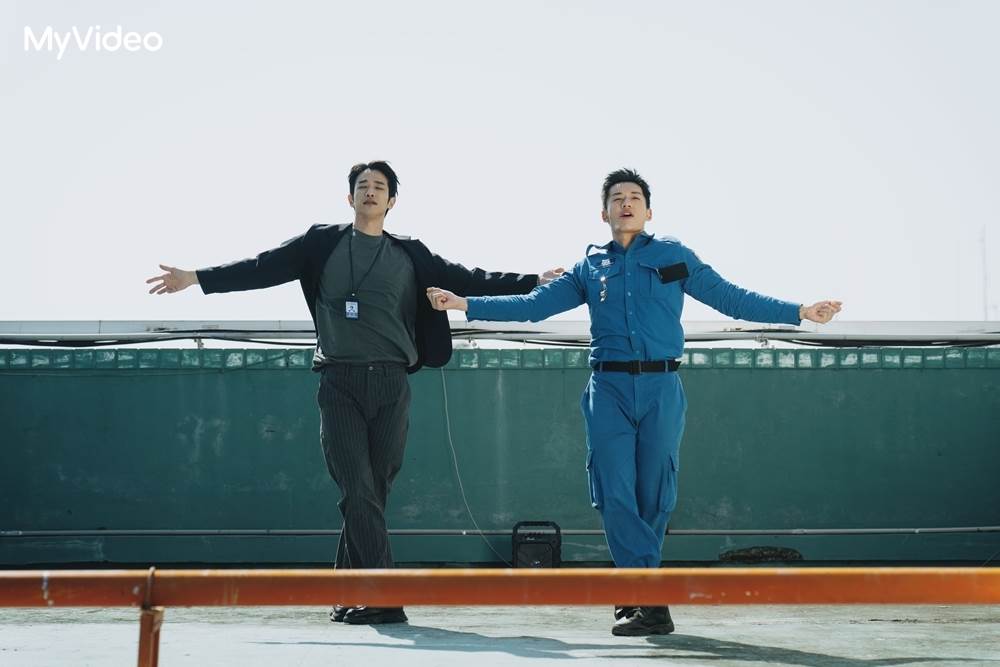 《監所男子囚生記》劉以豪（左）、陳澤耀（右）大秀舞姿。（圖／愛奇藝國際版、壹壹影業提供）