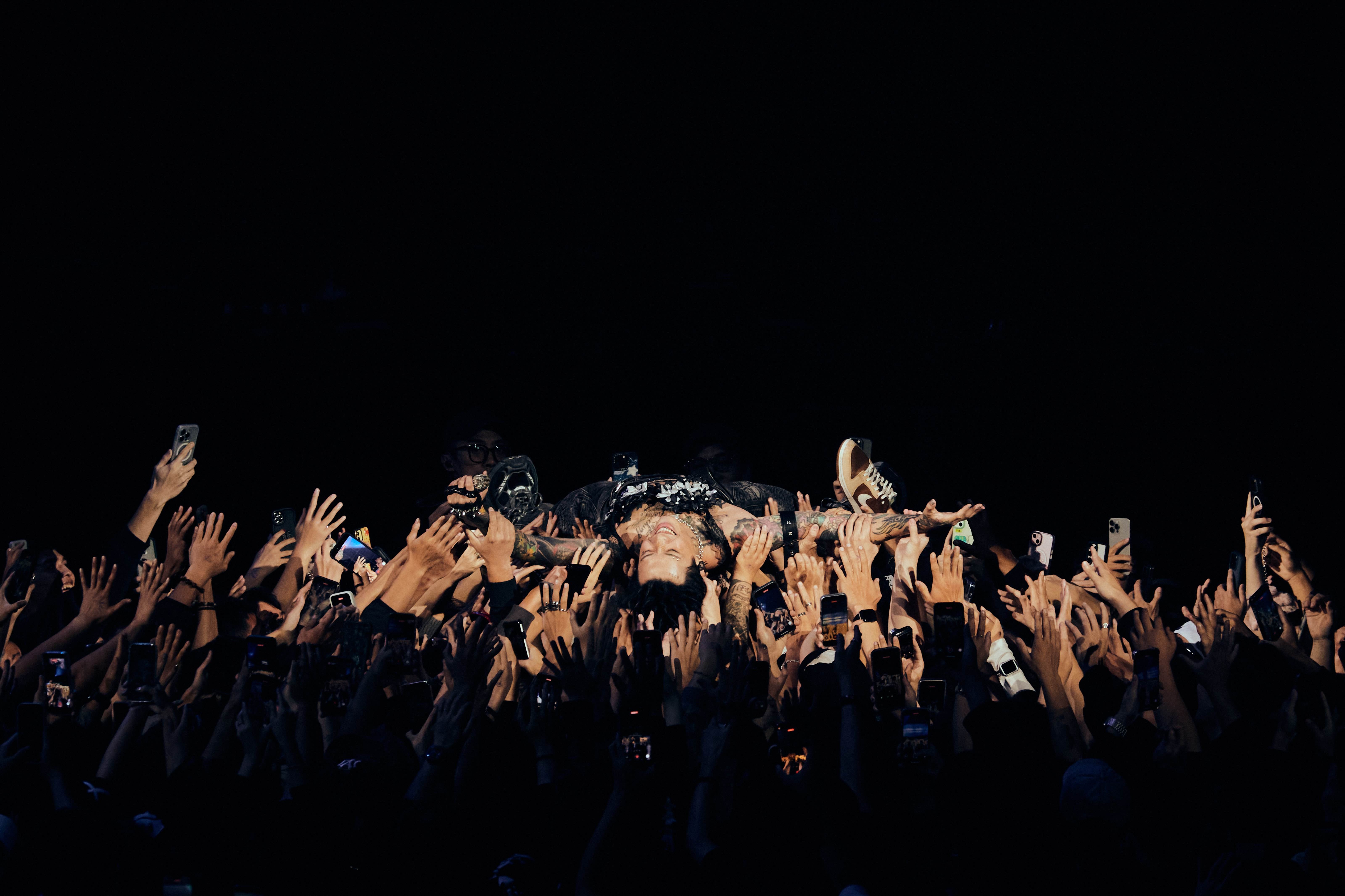 Marz23跳進觀眾席體驗人體衝浪。（圖／寬宏藝術Ｘ華納音樂提供）