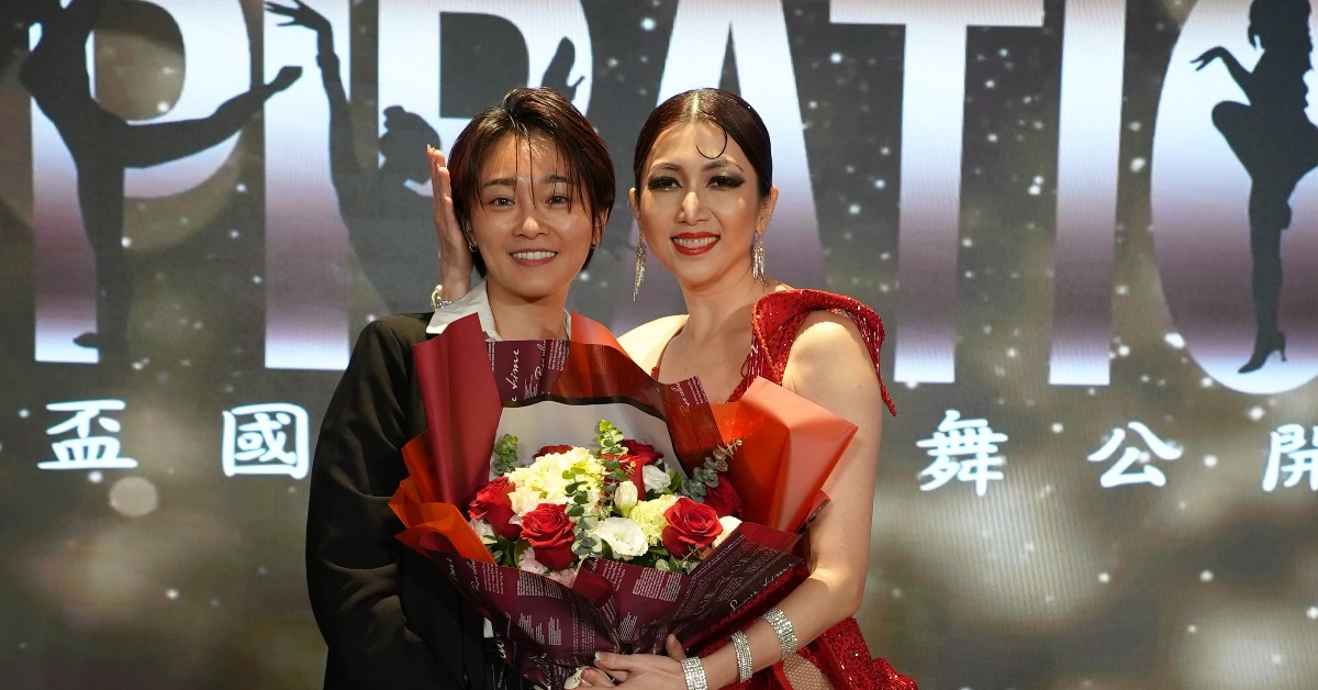 廖家儀表演後，張文綺送花祝福。（圖／民視提供）