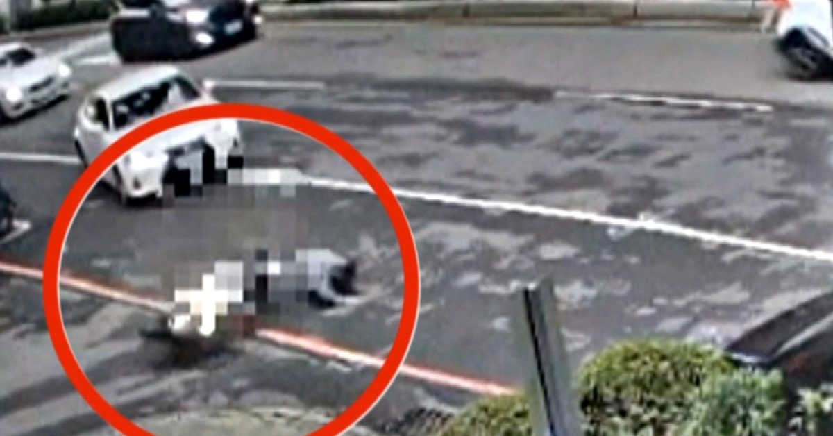 騎士連人帶車被撞飛。（圖／東森新聞）