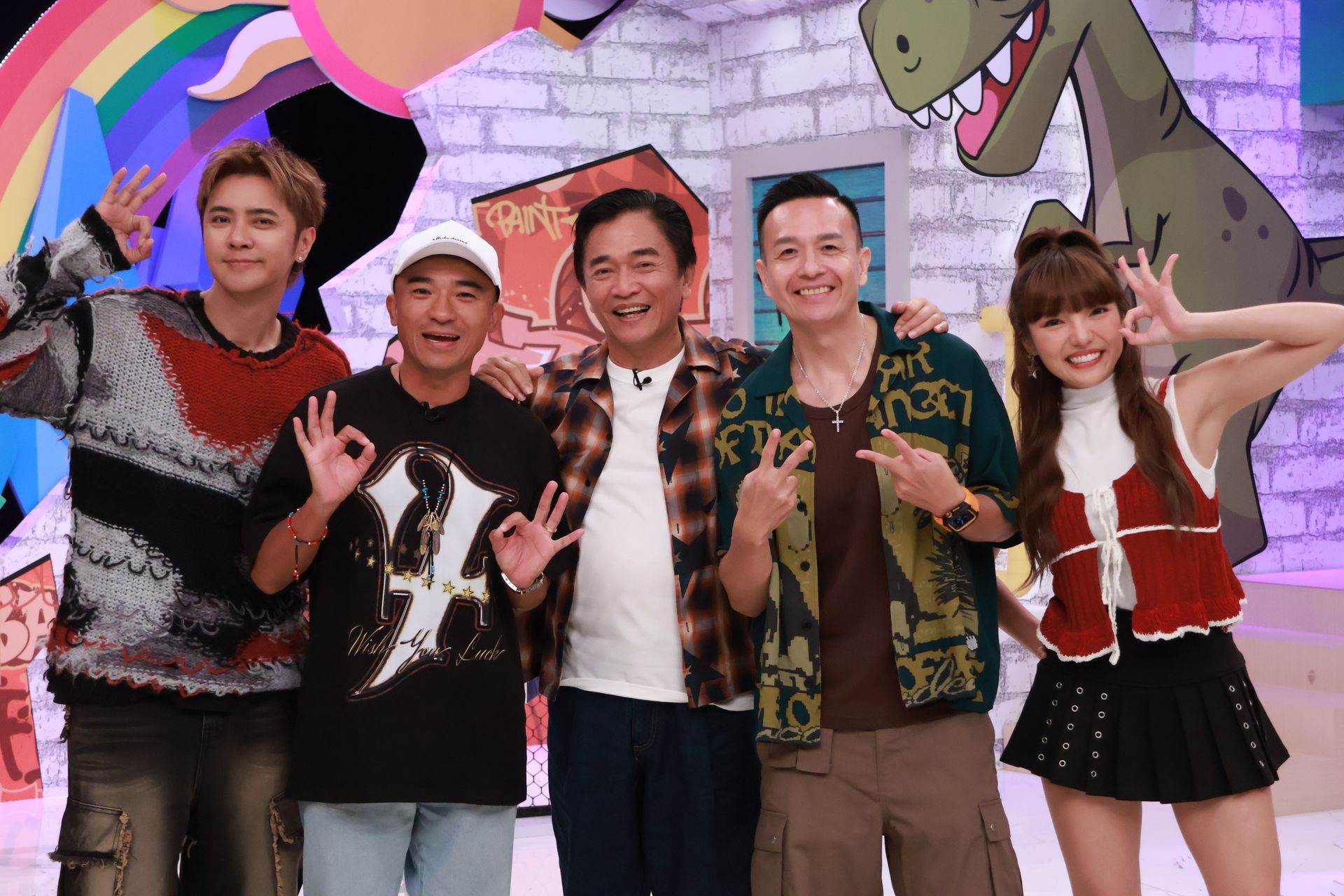 小馬、吳宗憲、小鐘合體上羅志祥、何美主持的節目。(圖／中天綜合台提供)