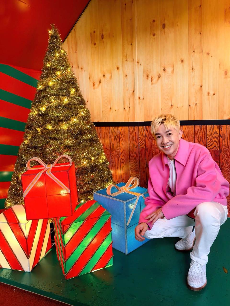 李明川〈沒有你的聖誕節〉MV前進新北歡樂耶誕城拍攝。（圖／產值娛樂提供）